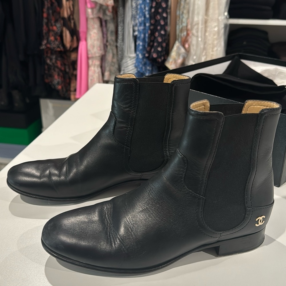 2016 Interlocking CC Logo Chelsea Boots
Size: 8.5 | IT 38.5 CHANEL